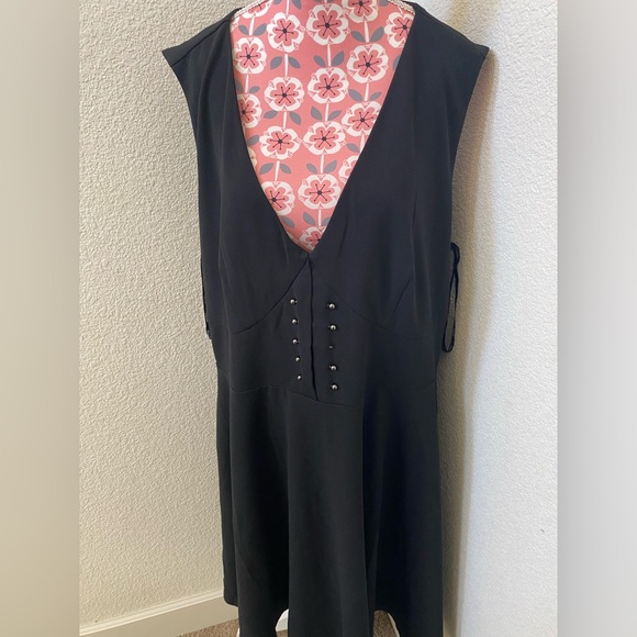 Elegant Black Sleeveless Dress City Chic - Picture 1 of 5